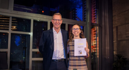 Burkhard Riering und Paula Schwetzler with the 1. place certificate smiling to the camera